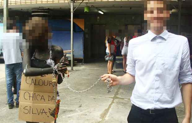Estudante foi coberta com tinta preta e acorrentada ostentando um cartaz citando Chica da Silva (Reprodução/Facebook)