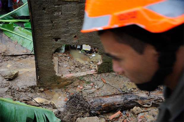 Bombeiros continuam fazendo buscas nos locais dos deslizamentos (Tânia Rêgo/ABr) Bombeiros continuam fazendo buscas nos locais dos deslizamentos (Tânia Rêgo/ABr)