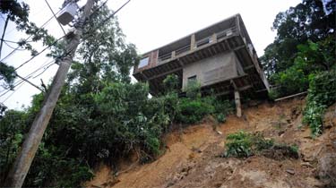 Muitas casas continuam em situação de risco em Petrópolis (Tânia Rêgo/ABr) Muitas casas continuam em situação de risco em Petrópolis (Tânia Rêgo/ABr)