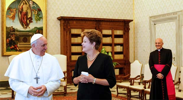 Dilma durante encontro com papa Francisco no Vaticano (AFP PHOTO / Roberto Stuckert Filho ) Dilma durante encontro com papa Francisco no Vaticano (AFP PHOTO / Roberto Stuckert Filho )