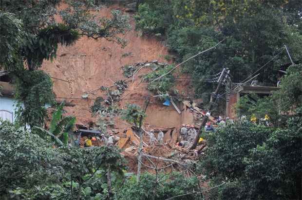 Equipes ainda procuram desaparecidos em �reas de deslizamentos (Tania Rego/ABR )