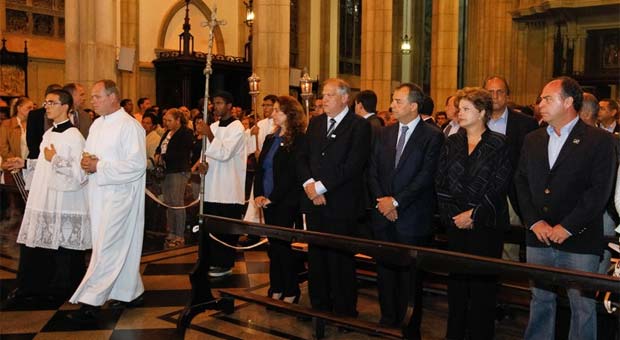 Dilma Rousseff durante missa em intenção das vítimas dos deslizamentos em Petrópolis (Roberto Stuckert Filho/PR ) Dilma Rousseff durante missa em intenção das vítimas dos deslizamentos em Petrópolis (Roberto Stuckert Filho/PR )