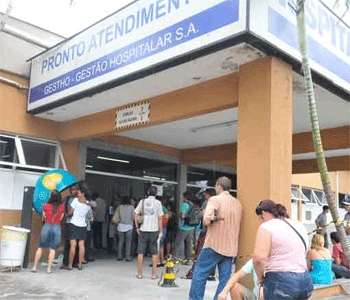 Emergência- Pacientes precisam aguardar até do lado de fora de hospitais como o Belo Horizonte, sobrecarregados com a explosão da procura  (MARCOS MICHELIN/EM/D.A PRESS)