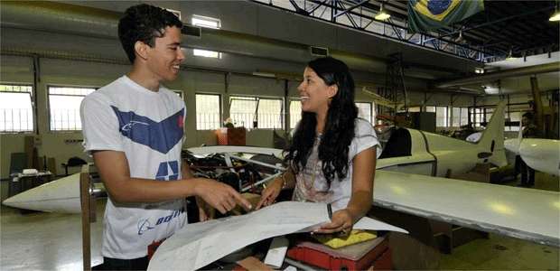 Jonhnatan Rodrigues, estudante de engenharia mecânica, faz parte da equipe Uai, Sô! Fly!! e passa seus conhecimentos para Brunny Chalar, próxima capitã do grupo que está se formando (Maria Tereza Correia/EM/D.A/PRESS)