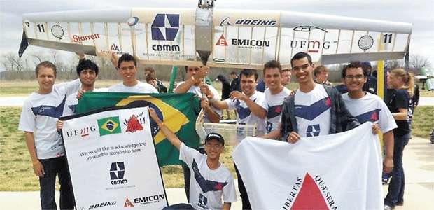 Jovens levantam aeronave batizada de Edson, após serem premiados nos Estados Unidos (Uai, Sô! Fly!/Divulgação)