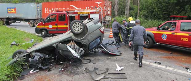 Um dos acidentes graves desse feriado foi a batida de uma carreta bitrem e um carro na BR-040 em Juiz de Fora (LEONARDO COSTA/TRIBUNA DE MINAS)