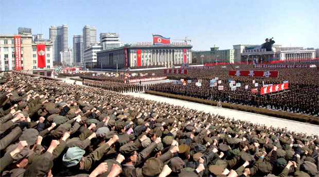 Tropas, estudantes e trabalhadores ganharam as ruas nesta sexta-feira em apoio ao líder sul-coreano, Kim Jong-un (KCNA / Divulgação)