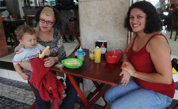 Clarisse Alves (D) e a mãe, Regina, pagam taxa de serviços de 10%, mas reclamam que nem sempre cobrança é justa (Beto Magalhães / EM / DA Press)