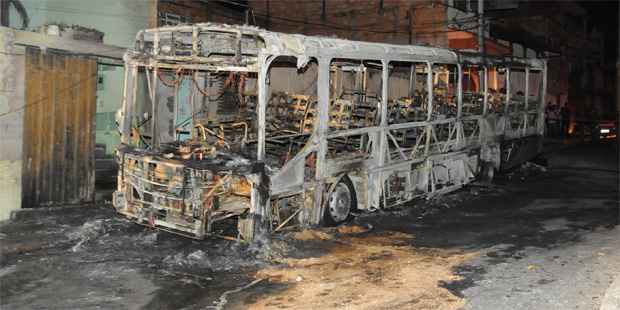 Ônibus da linha 3501 foi totalmente consumido pelo fogo em poucos minutos (Marcos Vieira/EM/D.A Press)