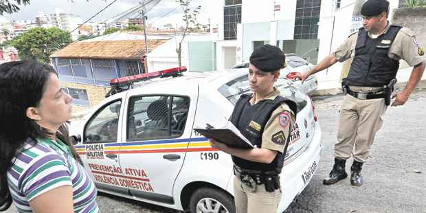 Depois de sofrer tentativa de homicídio do ex-marido, Paulo Campos, que está foragido, Patrícia Vilaça agora é acompanhada de perto pela PM (MARCOS MICHELIN/EM/D.A PRESS)
