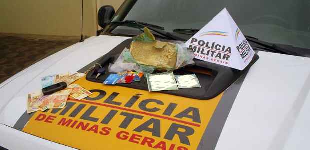 Cerca de 1,1 quilo de crack foram apreendidos durante blitz na rodovia MG-164, em Bom Despacho  (Polícia Militar / Divulgação )