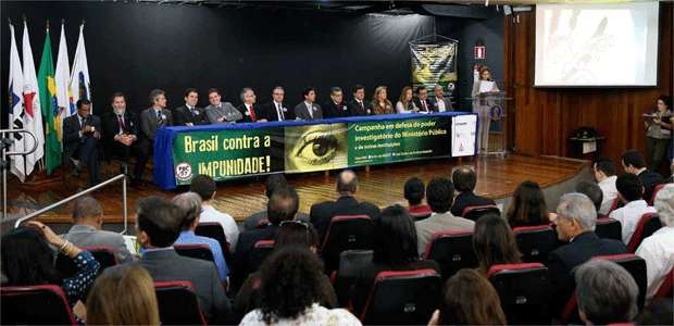 Autoridades e representantes da sociedade civil lotaram auditório do Crea-MG. Do lado de fora, pedestres assinaram o manifesto contra a proposta
 (Ramon Lisboa/EM/D.A Press)