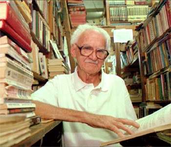 Seu Amadeu deixou no comando das três livrarias que abriu seus dois filhos e sobrinhos (Maria Tereza Correia/EM/d.A Press - 12/2/1999) Seu Amadeu deixou no comando das três livrarias que abriu seus dois filhos e sobrinhos (Maria Tereza Correia/EM/d.A Press - 12/2/1999)