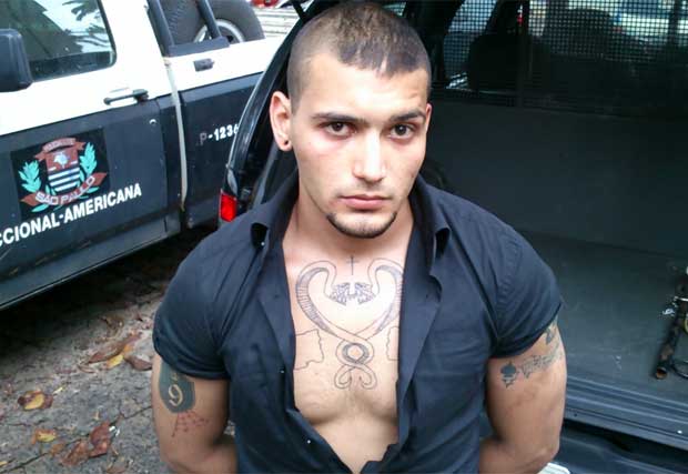No momento da prisão foram encontrados com Antônio Donato Baudson Peret, de 24 anos, um soco inglês, uma faca e um facão (Divyulgação/Gama)