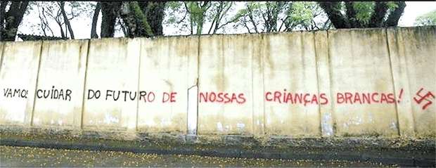 Mensagem de cunho racista pichada em muro da Zona Norte de BH ( Facebook/Reprodução da internet)