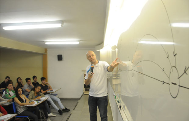 As instituições privadas respondem por 20% da formação de mestres no Brasil. A área mais procurada é a de humanas, com 17,1% dos formandos As instituições privadas respondem por 20% da formação de mestres no Brasil. A área mais procurada é a de humanas, com 17,1% dos formandos