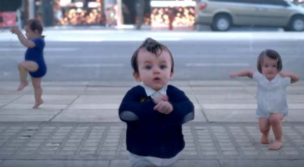 Reprodução Internet/www.youtube.com/EvianBabies Reprodução Internet/www.youtube.com/EvianBabies