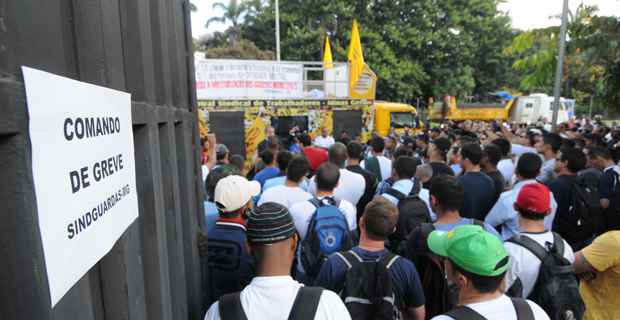 Manifestantes na sede da Guarda Municipal na Avenida dos Andradas. (Beto Magalhães/EM/D.A.Press)