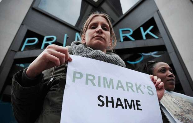 Manifestantes protestaram em frente à loja de roupas Primark em Londres, exigindo o fim da exploração na indústria têxtil (Carl Court / AFP)