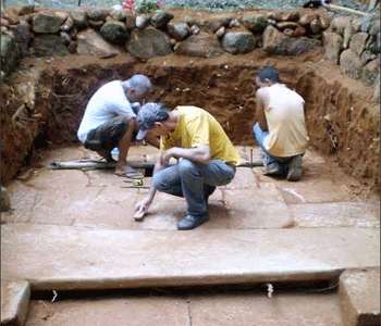 Voluntários encontraram o piso original da capela numa propriedade particular (ADRIANA ZIM/DIVULGAÇÃO
            )