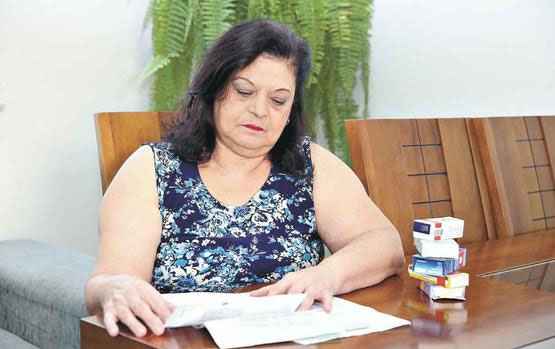Só com a ajuda do filho: Jane Machado recebe R$ 678 do INSS e desembolsa R$ 1.431 com remédios (Ramon Lisboa/EM/DA PRESS)