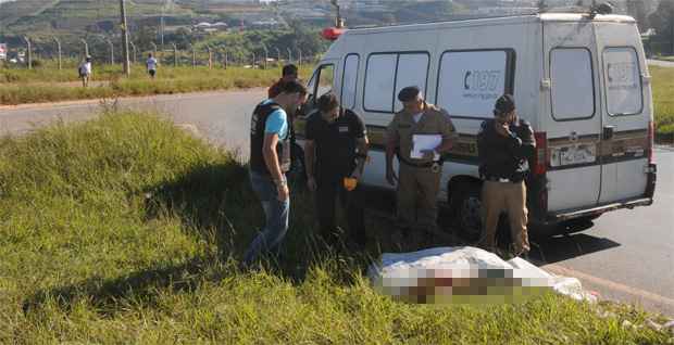 O corpo da mulher foi encontrado no trevo do Bairro Olhos D'Água, sentido Belo Horizonte (Cristina Horta/EM/DA Press) O corpo da mulher foi encontrado no trevo do Bairro Olhos D'Água, sentido Belo Horizonte (Cristina Horta/EM/DA Press)
