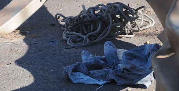 Alguns minutos depois, o corpo do homem foi localizado no km 545 do Anel Rodoviário, sentido Bairro Betânia, com os pés amarrados (Cristina Horta/EM/DA Press) Alguns minutos depois, o corpo do homem foi localizado no km 545 do Anel Rodoviário, sentido Bairro Betânia, com os pés amarrados (Cristina Horta/EM/DA Press)