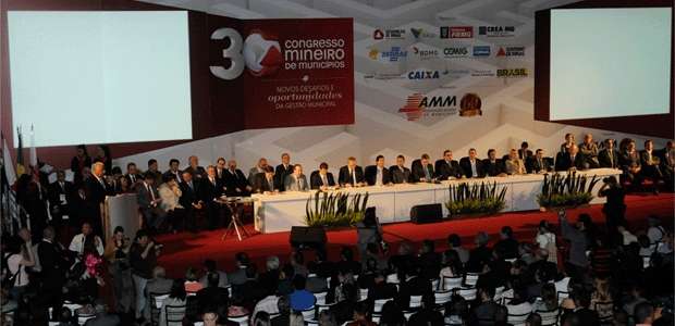 Centenas de prefeitos participaram da abertura do 30º Congresso Mineiro de Municípios, no Expominas
 (Jair Amaral/EM/D.A Press)