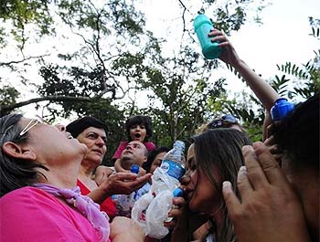 Fiéis de aglomeram para pegar gotas de galho congelado (Daniel Ferreira/CB/D.A Press)