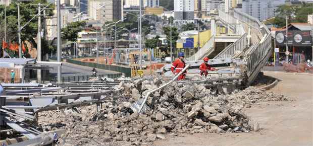 Estação completamente demolida na Avenida Cristiano Machado (Juarez Rodrigues/EM/D.A Press)