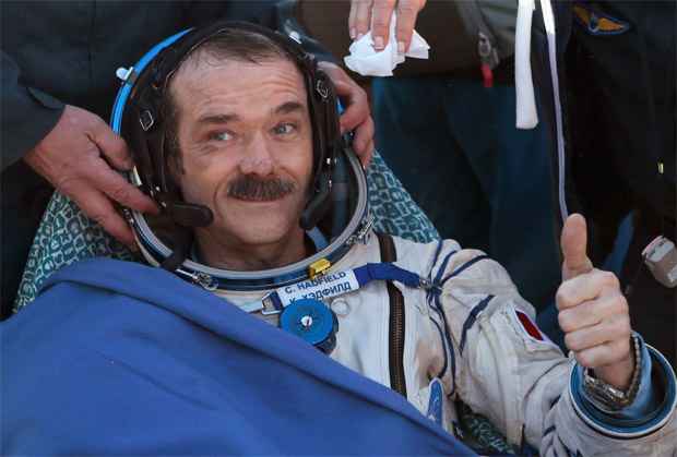 Astronauta Chris Hadfield faz sinal de positivo depois do pouso da Soyuz   (REUTERS/Mikhail Metzel/Pool )