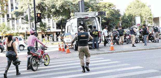 Blitz parou motociclistas na Praça Tiradentes, no cruzamento das avenidas Afonso Pena e Brasil (RODRIGO CLEMENTE/EM/D.A PRESS)