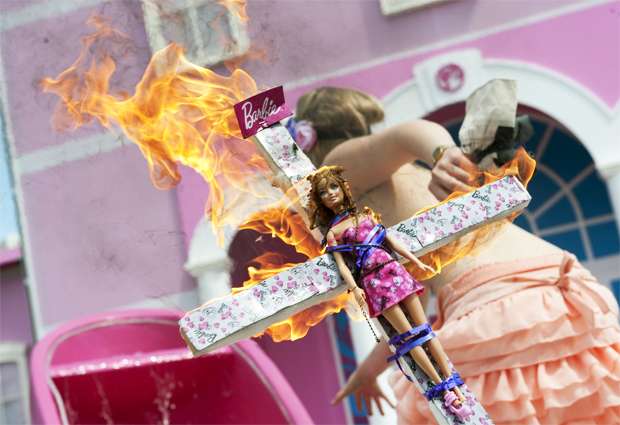 Barbie foi 'crucificada' e queimada por manifestantes em Berlim, na Alemanha (AFP PHOTO / BARBARA SAX)