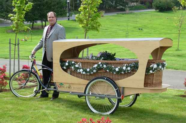 Transporte funerário a bordo da bicicleta inclui caixão confeccionado em bambu (Sunset Hills Cemetery/Divulgação)