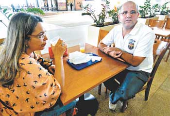 Ângela Maria e o colega Vander Fonseca reclamam de pagar R$ 18 por lanche com suco de laranja e pão de queijo (Beto Novaes/EM/D.A Press)