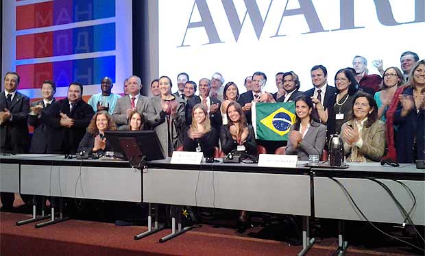 Representantes da Prefeitura de Belo Horizonte recebendo o prêmio (Reprodução/Facebook)