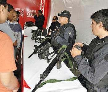 Policiais exibem armas usadas em operações (Polícia Civil/Divulgação)