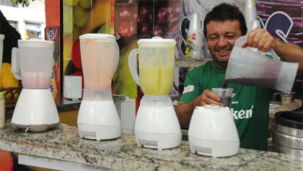 Francisco Ferreira turbina a barraca de frutas no Centro com as vitaminas (Ramon Lisboa/EM/D.A Press) Francisco Ferreira turbina a barraca de frutas no Centro com as vitaminas (Ramon Lisboa/EM/D.A Press)