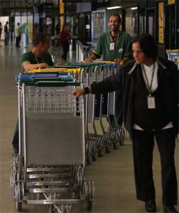 Funcionários recolhem carrinhos de bagagem colocados no saguão apenas pela manhã (Edésio Ferreira/EM/D.A/Press)