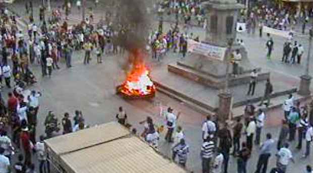 Os manifestantes queimaram caixões durante o protesto no Centro da capital (Reprodução BHTrans)