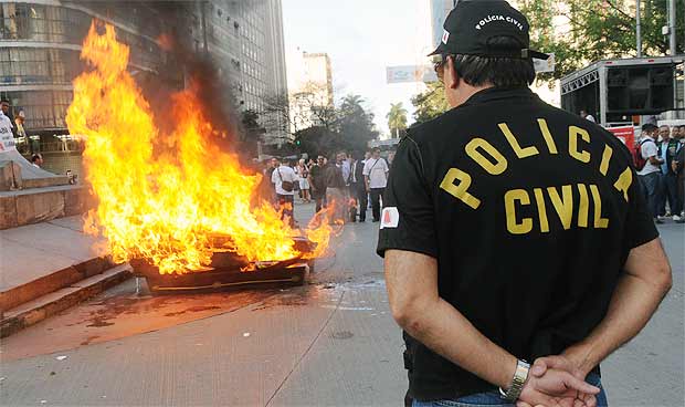 Os manifestantes queimaram caixões durante o protesto no Centro da capital (Beto Novaes/EM/D.A Press) Os manifestantes queimaram caixões durante o protesto no Centro da capital (Beto Novaes/EM/D.A Press)