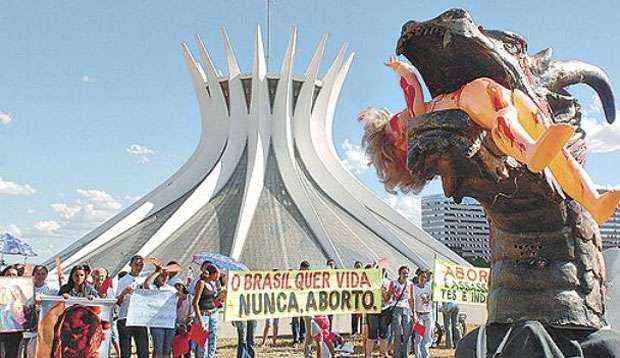Manifestação contra o aborto, na Esplanada: bandeira dos evangélicos  (Carlos Moura/CB/D.A Press - 8/5/07)