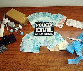 Dinheiro, maconha e cocaína foram apreendidos (Polícia Civil/Divulgação)
