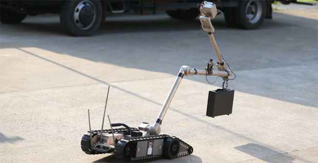 Três robôs serão capazes de desativar bombas a três metros de distância (Alexandre Guzanshe/EM/DA Press)