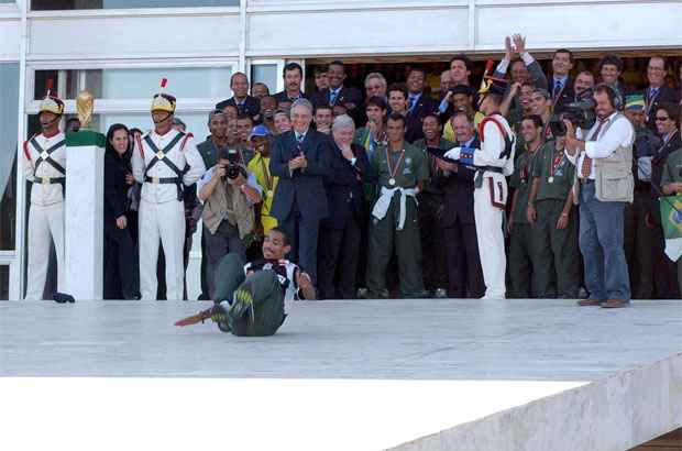 Em 2002, no governo do presidente FHC, o pentacampeão Vampeta dá cambalhotas na rampa do Planalto (GILBERTO ALVES/CBPRESS )