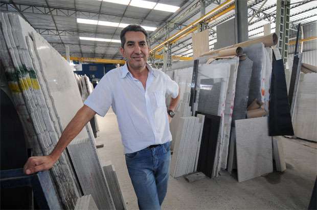 Sem nem um centavo, Ivanilson Andrade Rangel começou a comprar e vender mármore e hoje tem uma mamoraria com 27 empregados ( Beto Novaes/EM/D.A Press)
