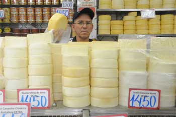 O comerciante de queijos Antônio Danelon Grilo quer segurar preço dos produtos, mas teme não conseguir  (: Cristina Horta/EM/D.A Press)
