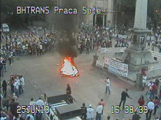 Manifestantes queimam caixões no meio da Avenida Afonso Pena (Reprodução/BHTrans)