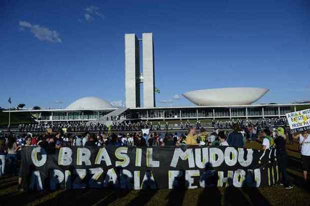 Manifestantes em frente ao Congresso voltaram a gritar contra a corrupção e por mais verbas para a educação e a saúde (Fábio Rodrigues Pozzebom/ABR)