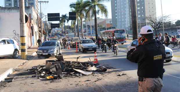 Entulho das depredações fecha parte da Avenida Antônio Carlos (Gladyston Rodrigues/EM/DA Press) Entulho das depredações fecha parte da Avenida Antônio Carlos (Gladyston Rodrigues/EM/DA Press)